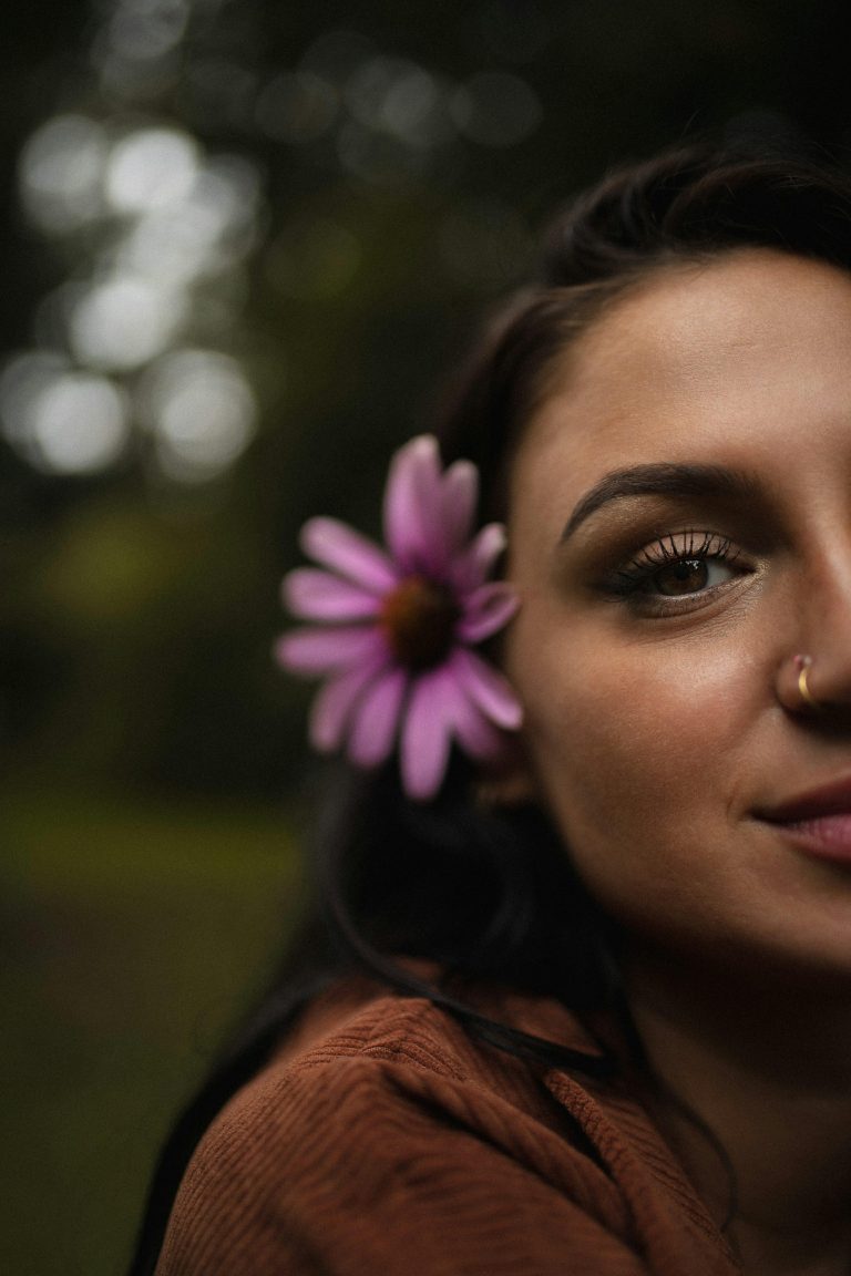 Un fiore tra i capelli può raccontare una storia